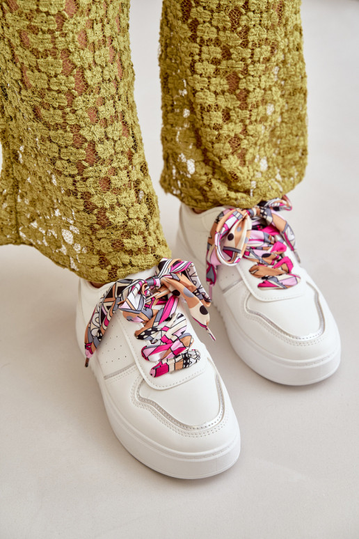 Modelo de tênis sapato feminino com plataforma Com cadarços decorativos na cor branca Mistra Modelo de tênis sapato feminino com plataforma Com cadarços decorativos na cor branca Mistra