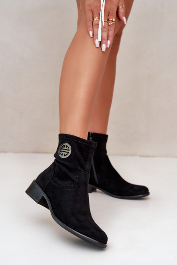 Botins femininos com fecho em castelo Com detalhes decorativos em camurça ecológica na cor preta Lerioria