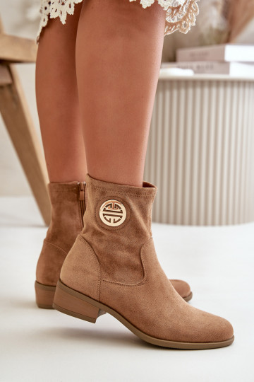 Botas femininas fivelas no castelo com detalhes ornamentados em camurça ecológica em bege Lerioria 2