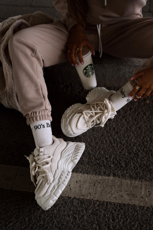 Modelo de tênis sapatos femininos com solas maciças da moda na cor marfim Nevela Modelo de tênis sapatos femininos com solas maciças da moda na cor marfim Nevela