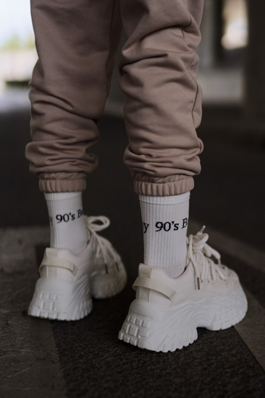 Modelo de tênis sapatos femininos com solas maciças da moda na cor marfim Nevela Modelo de tênis sapatos femininos com solas maciças da moda na cor marfim Nevela