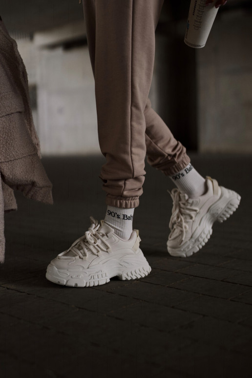 Modelo de tênis sapatos femininos com solas maciças da moda na cor marfim Nevela Modelo de tênis sapatos femininos com solas maciças da moda na cor marfim Nevela