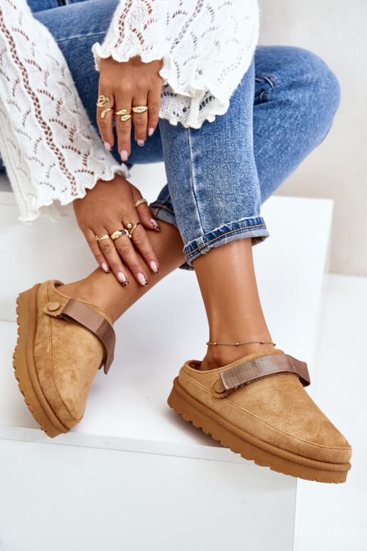 Feminino Chinelos aquecimento com pelo por dentro com uma plataforma cor marrom Azida