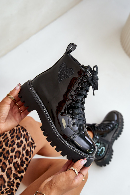 com efeito verniz Botas femininas Casal o castelo Com decorações com coraçõesm cor preta Obeena com efeito verniz Botas femininas Casal o castelo Com decorações com coraçõesm cor preta Obeena