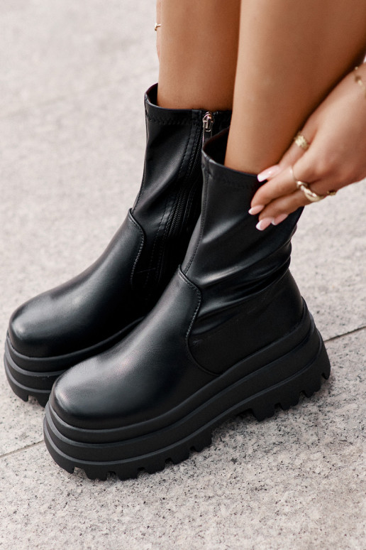 Botas com uma plataforma cor preta Florinara Botas com uma plataforma cor preta Florinara