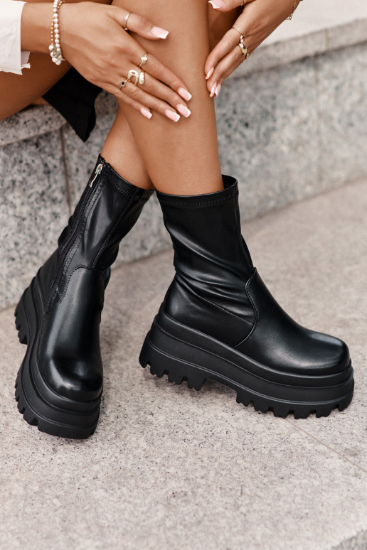 Botas com uma plataforma cor preta Florinara Botas com uma plataforma cor preta Florinara