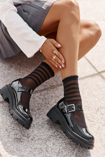 com efeito verniz sapato Feminino com fivelas cor preta Plikuria 2