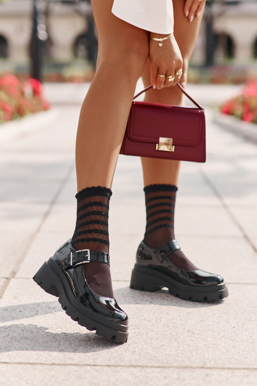 com efeito verniz sapato Feminino com fivelas cor preta Plikuria