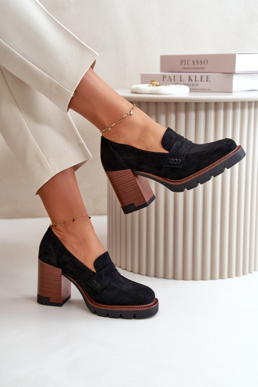 Sapatos femininos de salto alto em... Sapatos femininos de salto alto em...