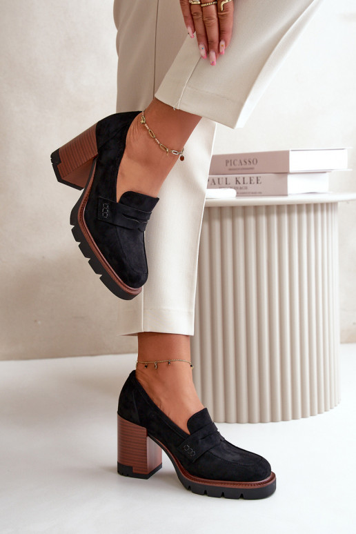 Sapatos femininos de salto alto em... Sapatos femininos de salto alto em...