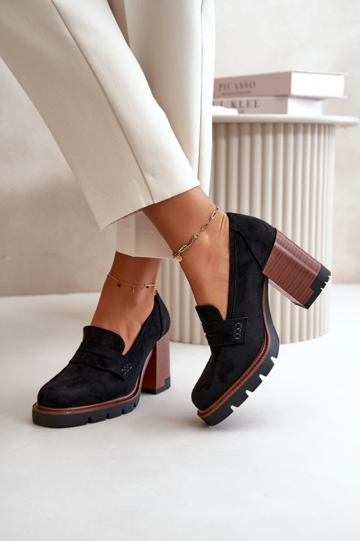 Sapatos femininos de salto alto em... Sapatos femininos de salto alto em...