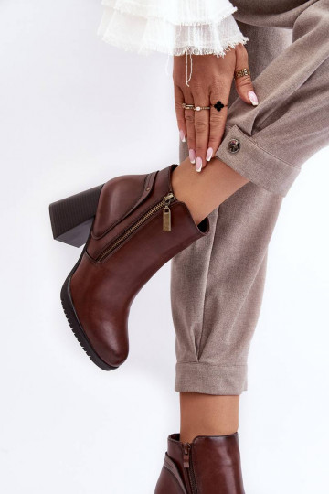 Botas com salto alto marrom...