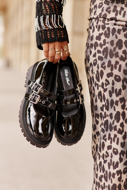 sapato Feminino com listras com efeito verniz cor preta Terione