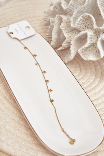 A pulseira é dourada