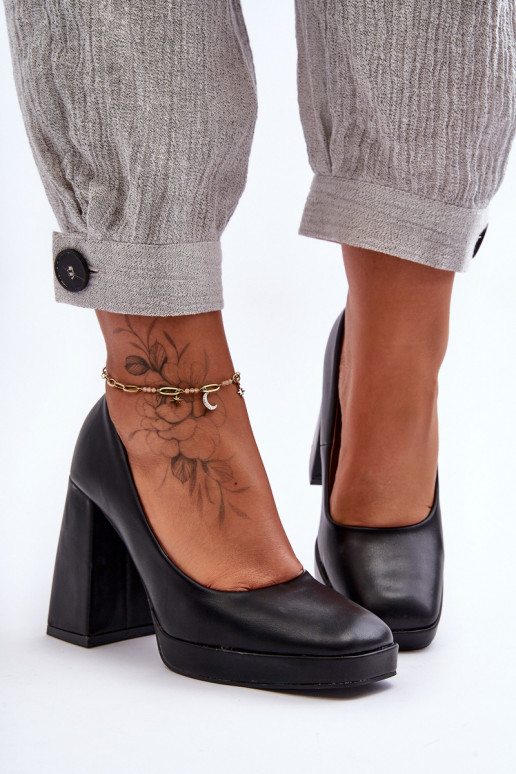 Sapatos com salto largo na cor preta... Sapatos com salto largo na cor preta...