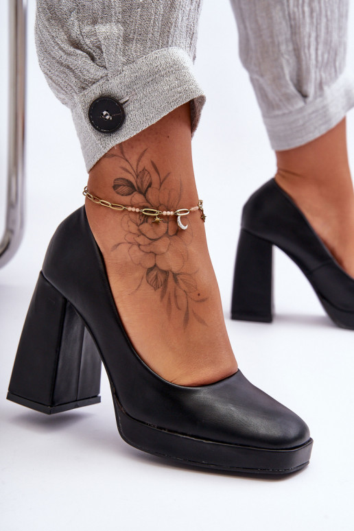 Sapatos com salto largo na cor preta... Sapatos com salto largo na cor preta...