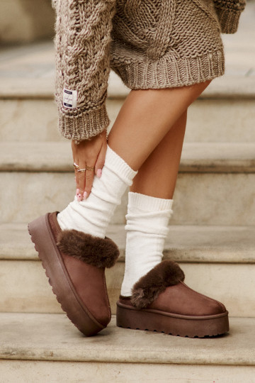 Chinelos Feminino com uma plataforma com um casaco de pele cor marrom Linaris