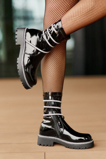 com efeito verniz Botas Com decoração cor preta Kikizelle