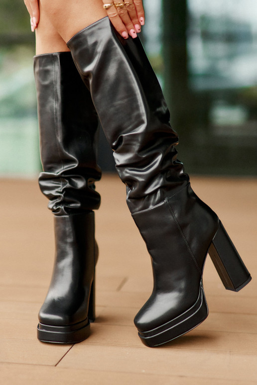 Um modelo atraente botas com salto e plataforma Com babados aquecimento cor preta Beridra