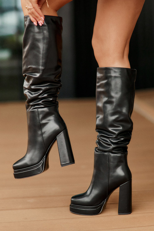 Um modelo atraente botas com salto e plataforma Com babados aquecimento cor preta Beridra