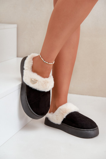 Chinelos Feminino com um casaco de pele I Ozdobnym com coraçõesm cor preta Otielo