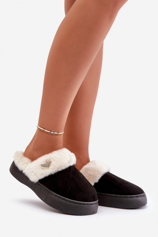 Chinelos Feminino com um casaco de pele I Ozdobnym com coraçõesm cor preta Otielo