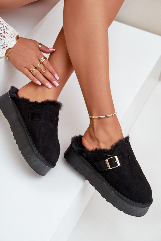 Chinelos Feminino Em uma sola grossa com um casaco de pele I com fivelas cor preta Linneola Chinelos Feminino Em uma sola grossa com um casaco de pele I com fivelas cor preta Linneola