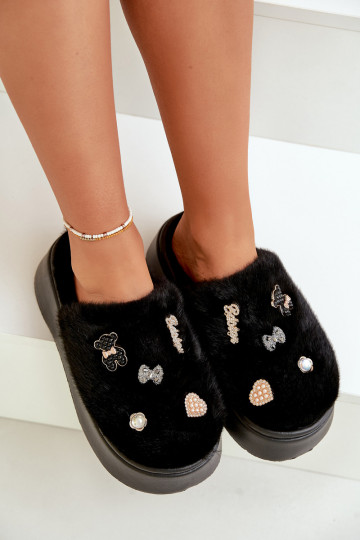 com um casaco de pele Chinelos Feminino Em uma sola grossa Z Przypinkami cor preta Zintoria