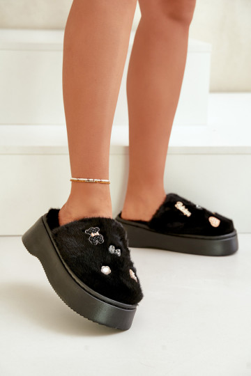 com um casaco de pele Chinelos Feminino Em uma sola grossa Z Przypinkami cor preta Zintoria 2