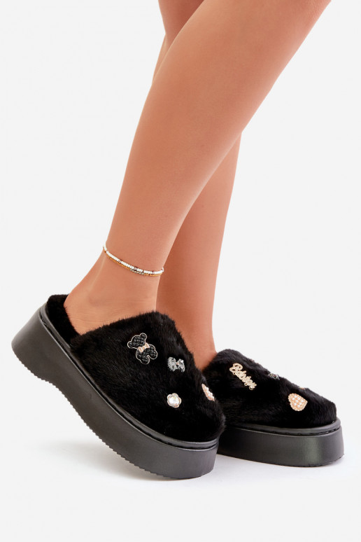 com um casaco de pele Chinelos Feminino Em uma sola grossa Z Przypinkami cor preta Zintoria com um casaco de pele Chinelos Feminino Em uma sola grossa Z Przypinkami cor preta Zintoria