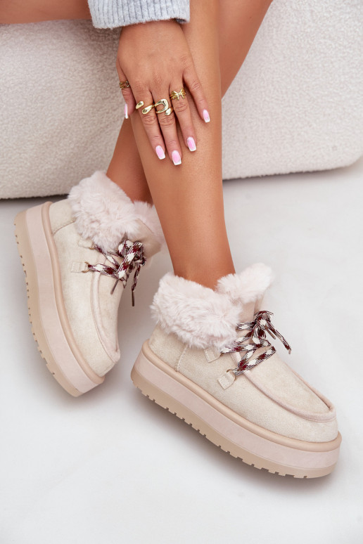 Baixo Botas de neve Feminino com uma plataforma com um casaco de pele cor de marfim Neathren