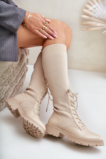 Um modelo atraente botas Ze SkarpetkoParaą CholeParaką bege Iranel