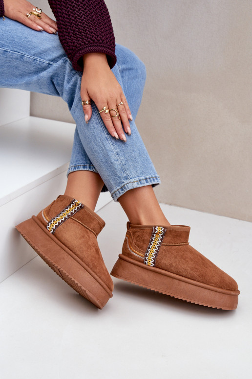 Botas de neve com uma plataforma com escritos cor marrom Udra