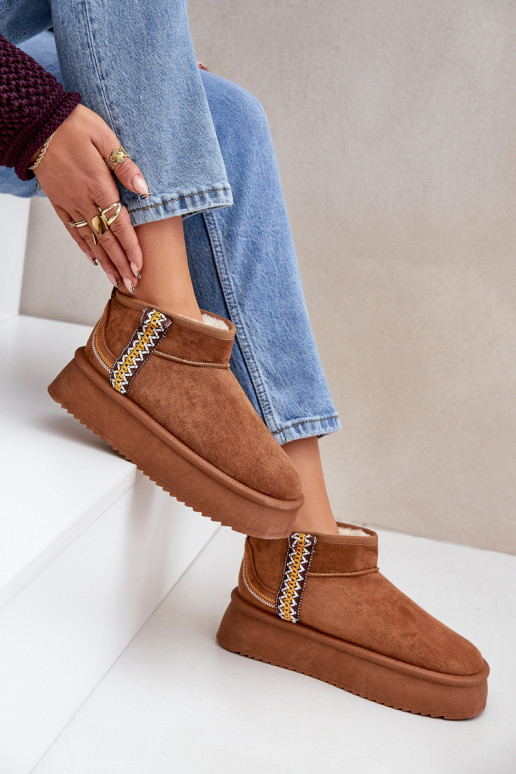 Botas de neve com uma plataforma com escritos cor marrom Udra
