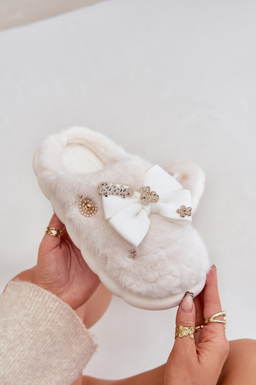 Chinelos com pelúcia e laços I Przypinkami na cor branca Annalira