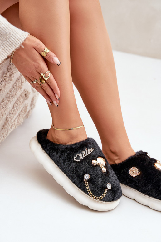 com um casaco de pele Chinelos Z Przypinkami cor preta Ivelfedi com um casaco de pele Chinelos Z Przypinkami cor preta Ivelfedi