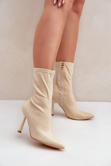 Botas de cano curto com saltos finos na cor marfim Amune 2