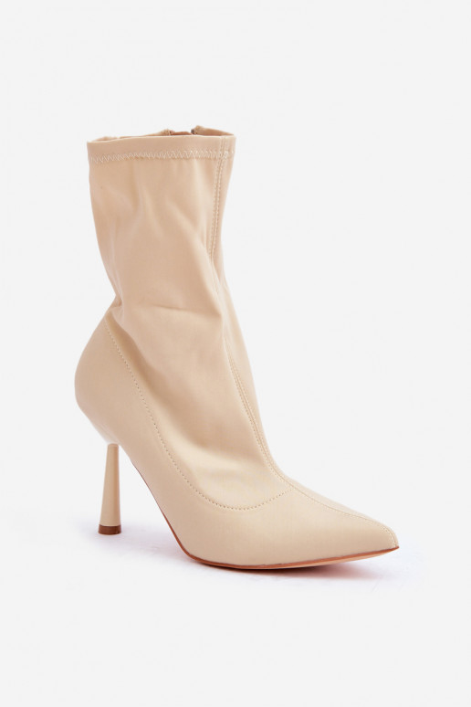 Botas de cano curto com saltos finos na cor marfim Amune