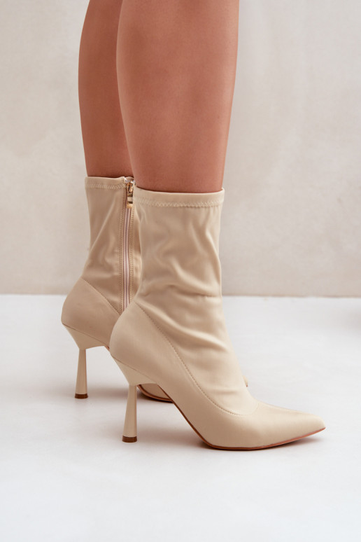 Botas de cano curto com saltos finos na cor marfim Amune