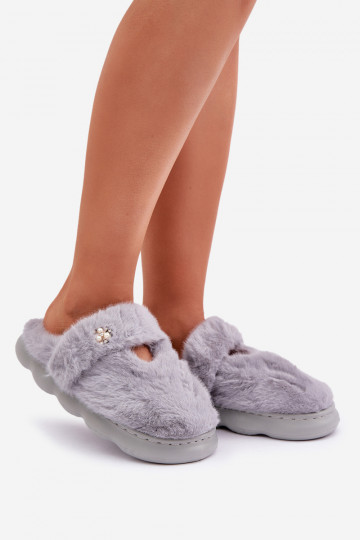 Chinelo Z com pelúcia e broche na cor cinza Primaria
