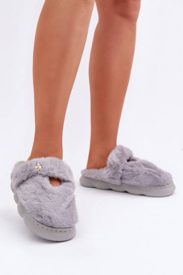 Chinelo Z com pelúcia e broche na cor cinza Primaria 2