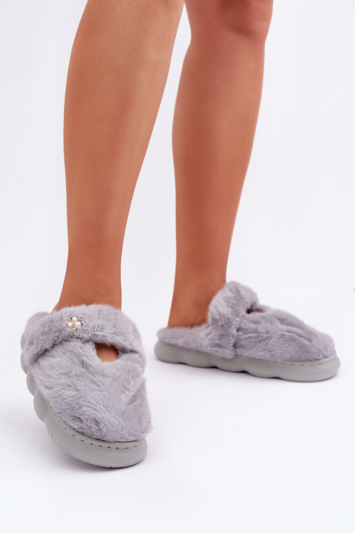 Chinelo Z com pelúcia e broche na cor cinza Primaria