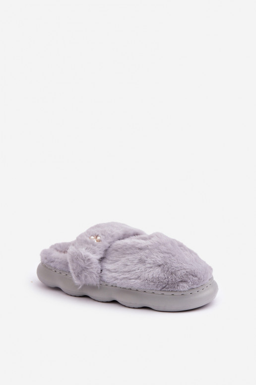 Chinelo Z com pelúcia e broche na cor cinza Primaria