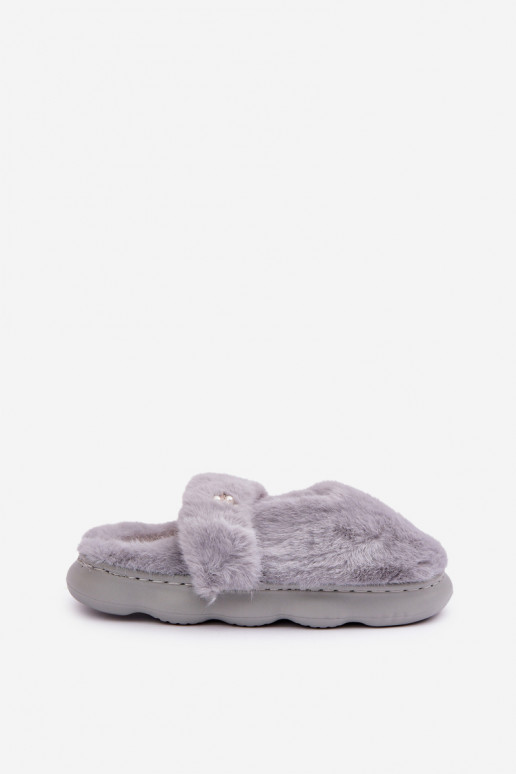 Chinelo Z com pelúcia e broche na cor cinza Primaria