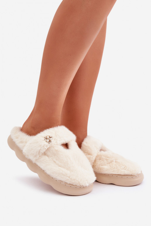 Chinelo Z com pelúcia e broche na cor marfim Primaria