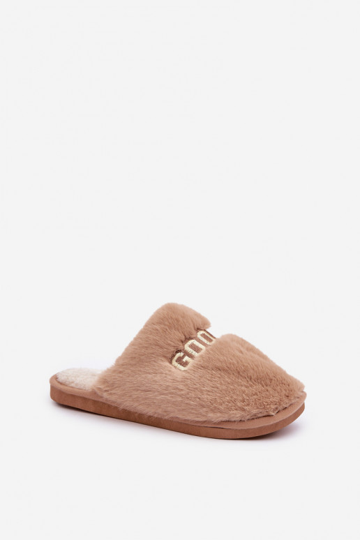 Chinelo feminino com pelúcia I Įjungtapisem na cor marrom Kalelia
