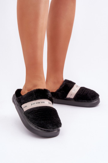 Chinelo com pelúcia e salto decorado na cor preta Savalithea