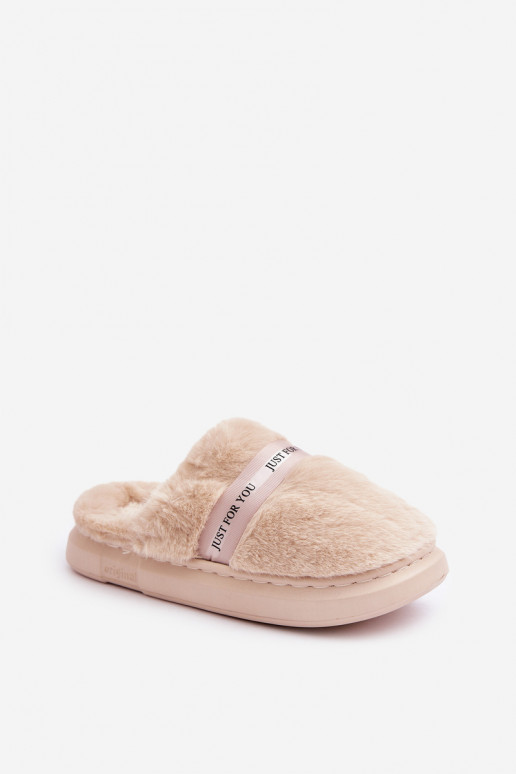 Chinelo com pelúcia e salto decorado na cor areia Savalithea