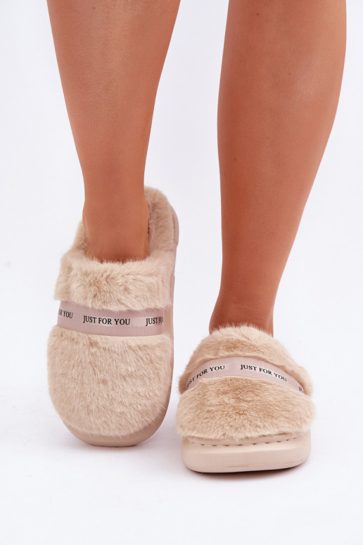 Chinelo com pelúcia e salto decorado na cor areia Savalithea