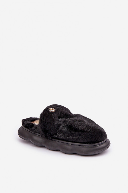Chinelo Z com pelúcia e broche na cor preta Primaria